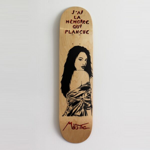 Miss.Tic skate customisé "J'ai la mémoire qui planche"